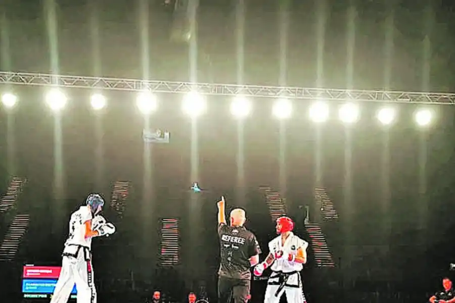 NOVEDOSO. En el inicio del Mundial se hizo el primer combate de Power TKD. Romero (cabezal rojo) fue protagonista.