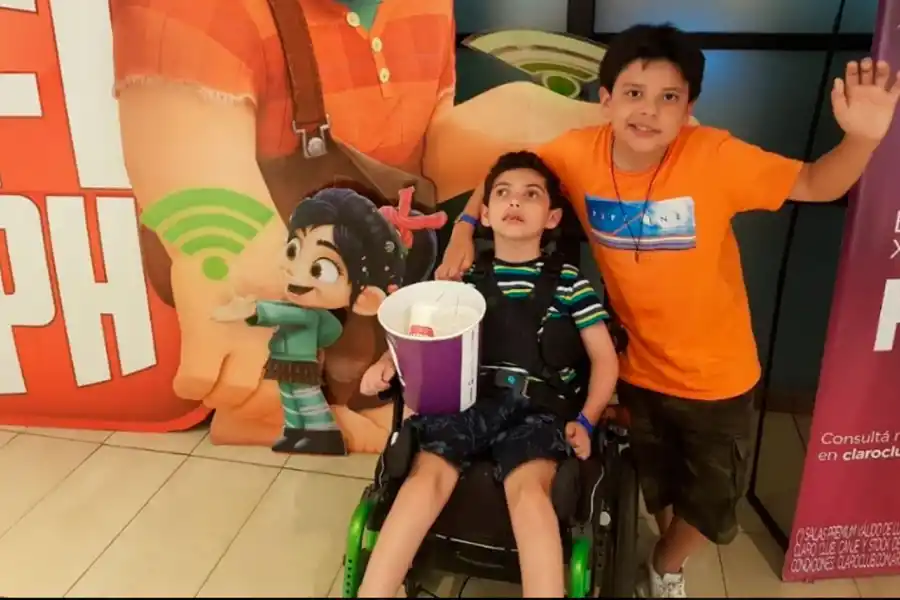 EN EL CINE. Con su hermano en uno de los lugares que más le gusta ir: el cine.