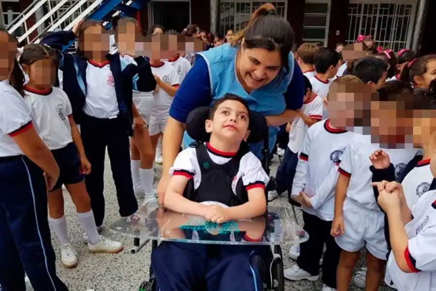 EN EL COLE. Acompañado por sus compañeritos y su maestra Fabiola. 