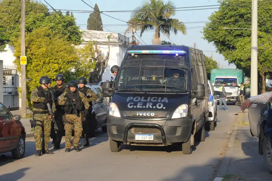 FUERTE CUSTODIA. Seis patrulleros y varios motoristas escoltaron al ex prófugo hasta la división Homicidios.