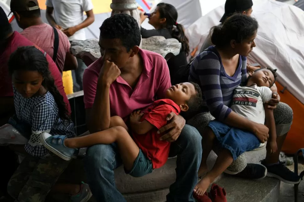 DESBORDADOS. Los centros de refugiados en México están saturados, y los migrantes acampan en las calles.  Reuters