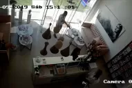 Video: 10 segundos le tomó a un delincuente robar en una peluquería de Yerba Buena