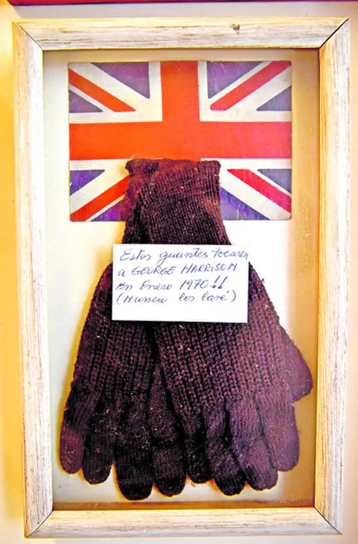 FRÍO Y CÁLIDO RECUERDO. Sofía conserva los guantes con los que tocó a George Harrison.