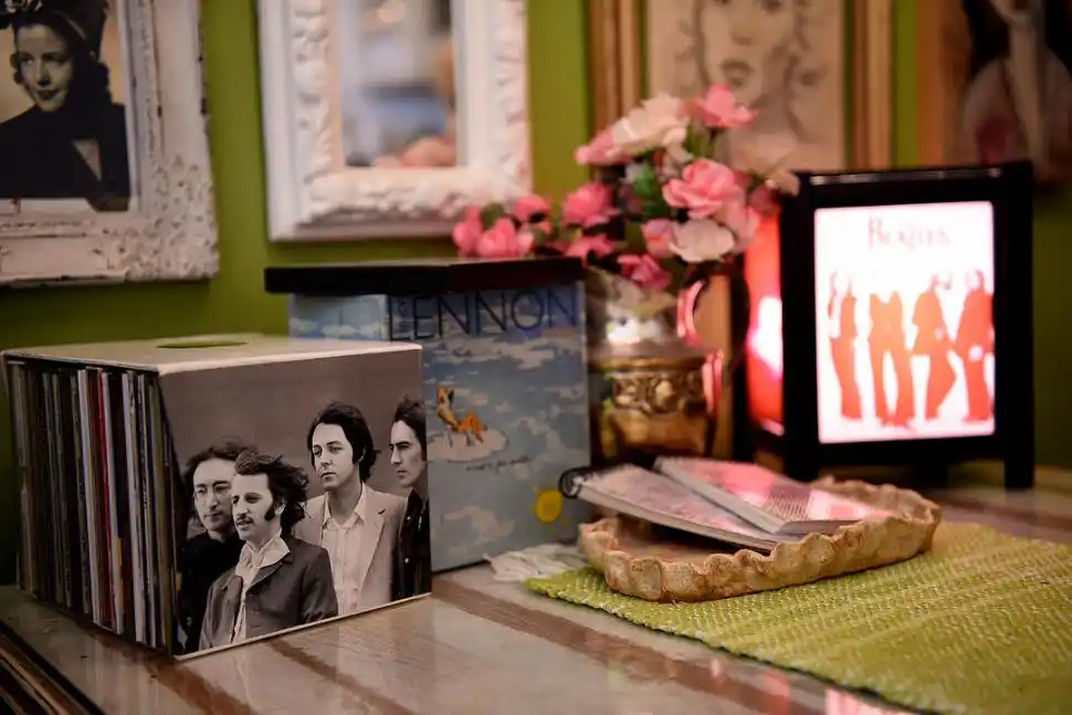 EL HOGAR. Todos los rincones de la casa son pequeños altares en homenaje a la banda inglesa.