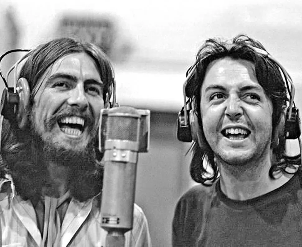  Sonrisas... para la foto. La relación de George y Paul no era la mejor, aunque durante la grabación entregaron todo su talento.