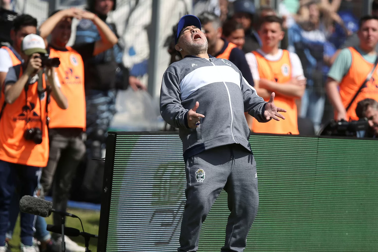 SIN SUERTE. Cada vez que tomó el mando de un equipo en la Primera Argentina, Maradona perdió en su debut. REUTERS