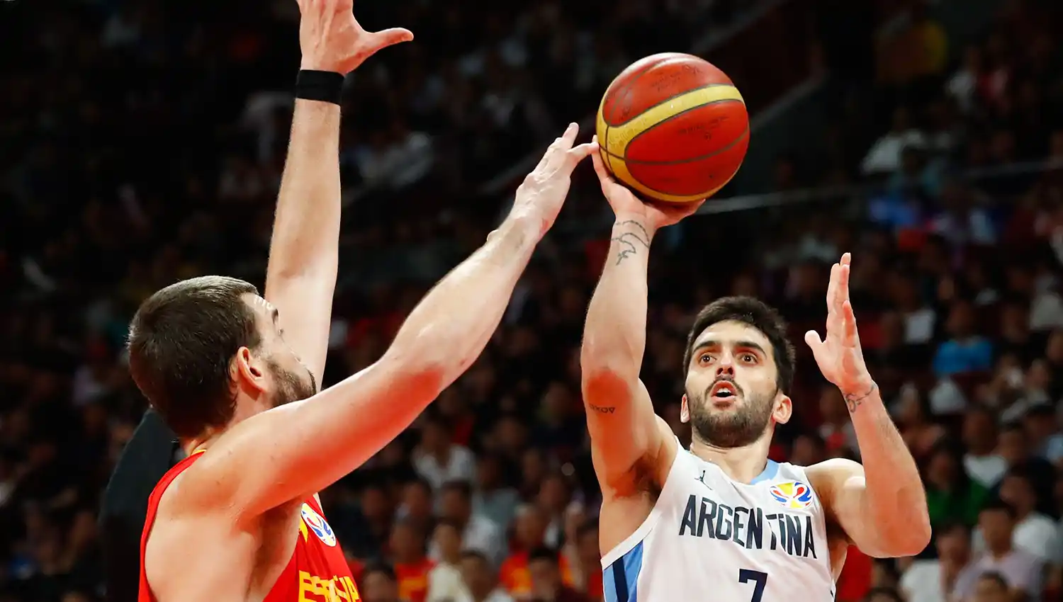 ECLIPSADO. Campazzo estuvo bien contenido por la defensa española. REUTERS