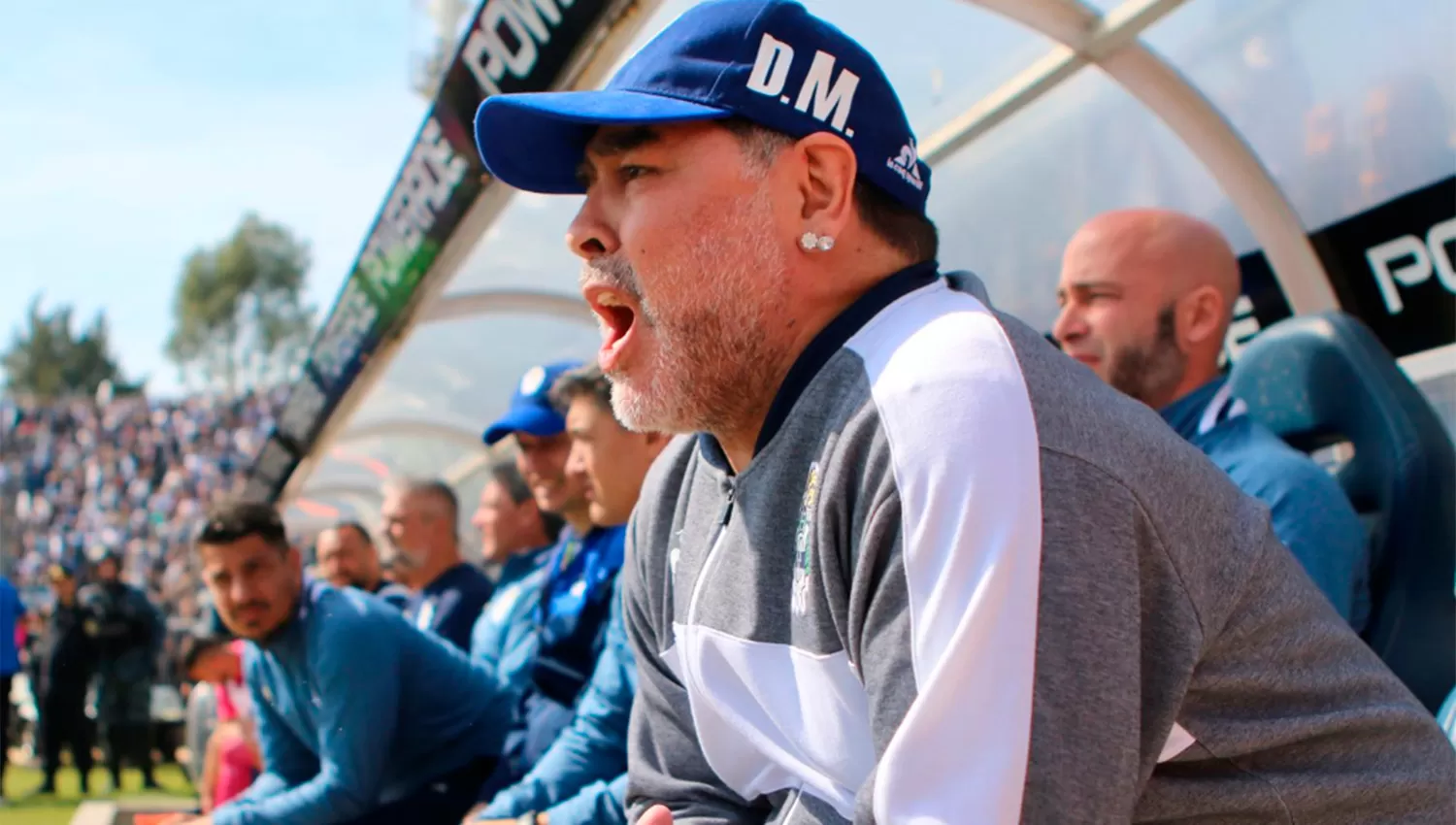 PREOCUPADO. Maradona vivió con intensidad sus primeros minutos como DT del Lobo. FOTO TOMADA DE TWITTER.COM/GIMNASIAOFICIAL