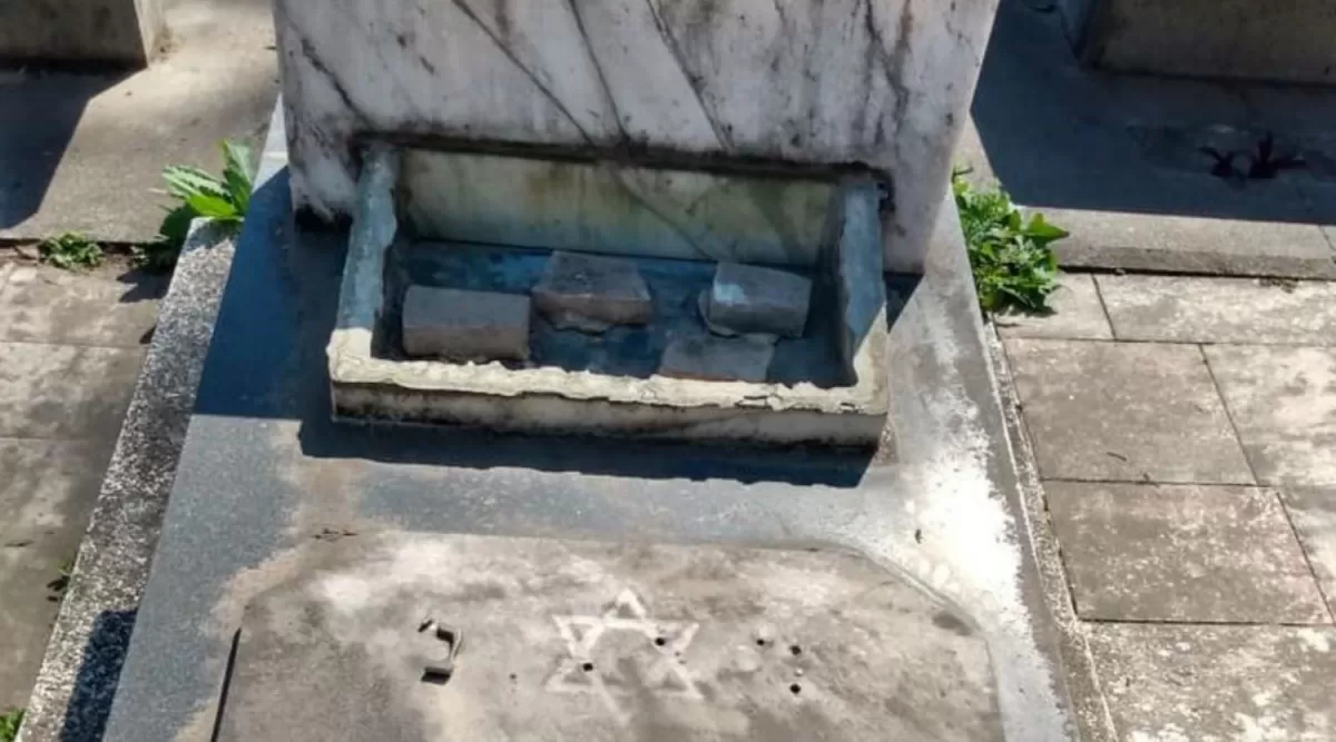 DAÑOS. Más de 30 tumbas han sido  violentadas en el cementerio Israelita, denunciaron las autoridades de Kehilá Tucumán.  