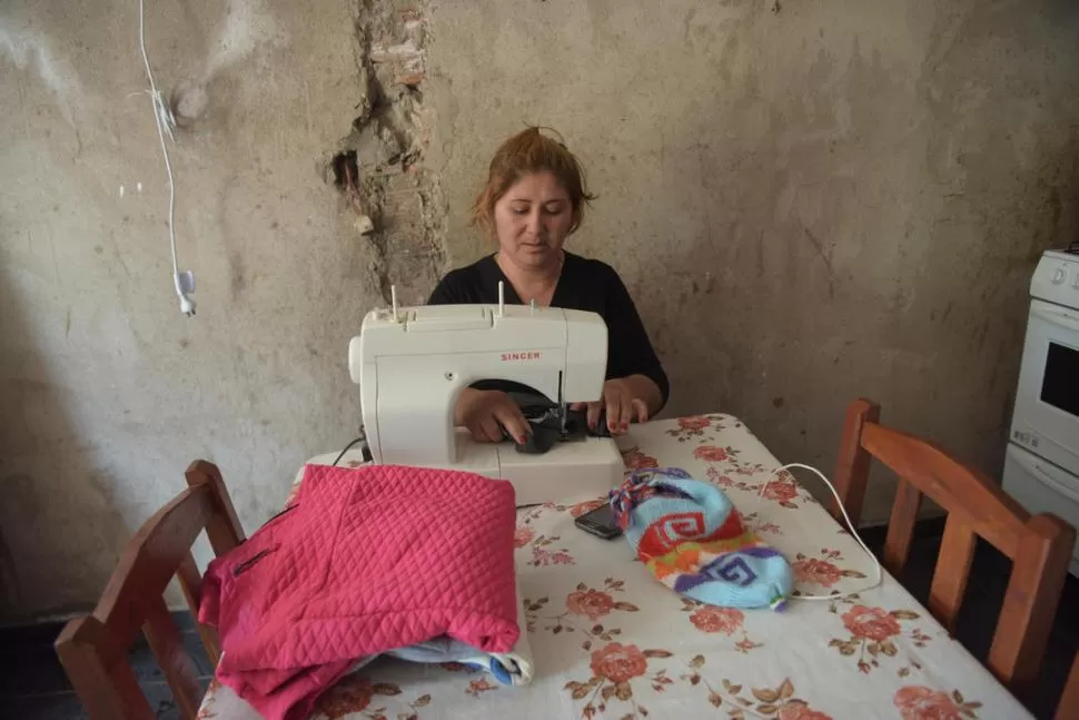 MANOS A LA OBRA. Patricia Pastrana hace almohadones para vender. 