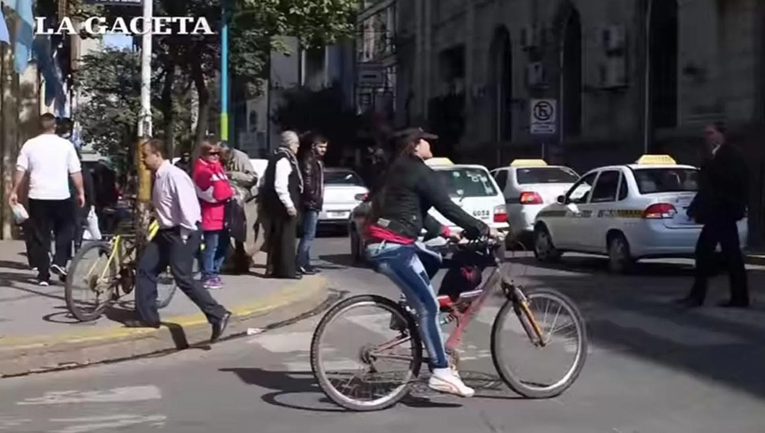 Los ciclistas también tendrán que llevar chaleco reflectivo y casco para circular