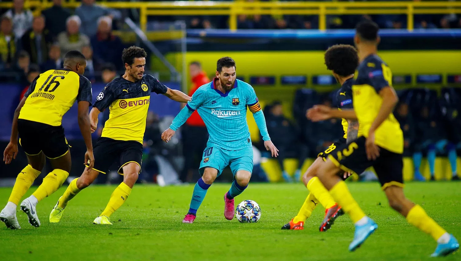 Messi, rodeado por defensores del Dortmund. (REUTERS)