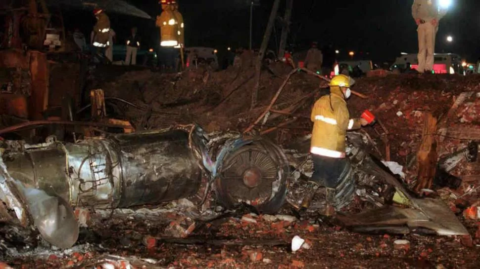  MEMORIA. Bomberos buscan sobrevivientes en Aeroparque la noche del accidente de LAPA, el 31 de agosto de 1999. Es una de las tragedias emblemáticas en la historia de la aviación argentina