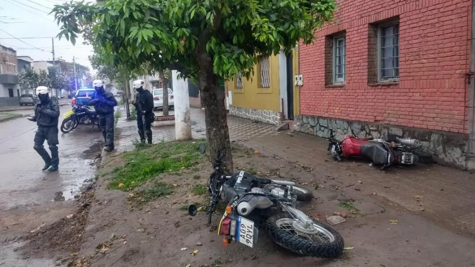 EL LUGAR. Las motocicletas quedaron en el suelo luego del accidente.  