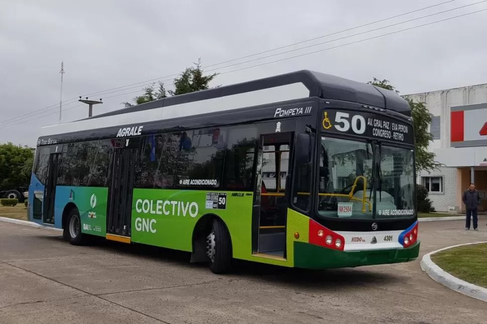 PRUEBA PILOTO. Dos líneas de la ciudad de Buenos Aires, la 50 y la 132, incorporaron ómnibus a GNC para sus recorridos. 