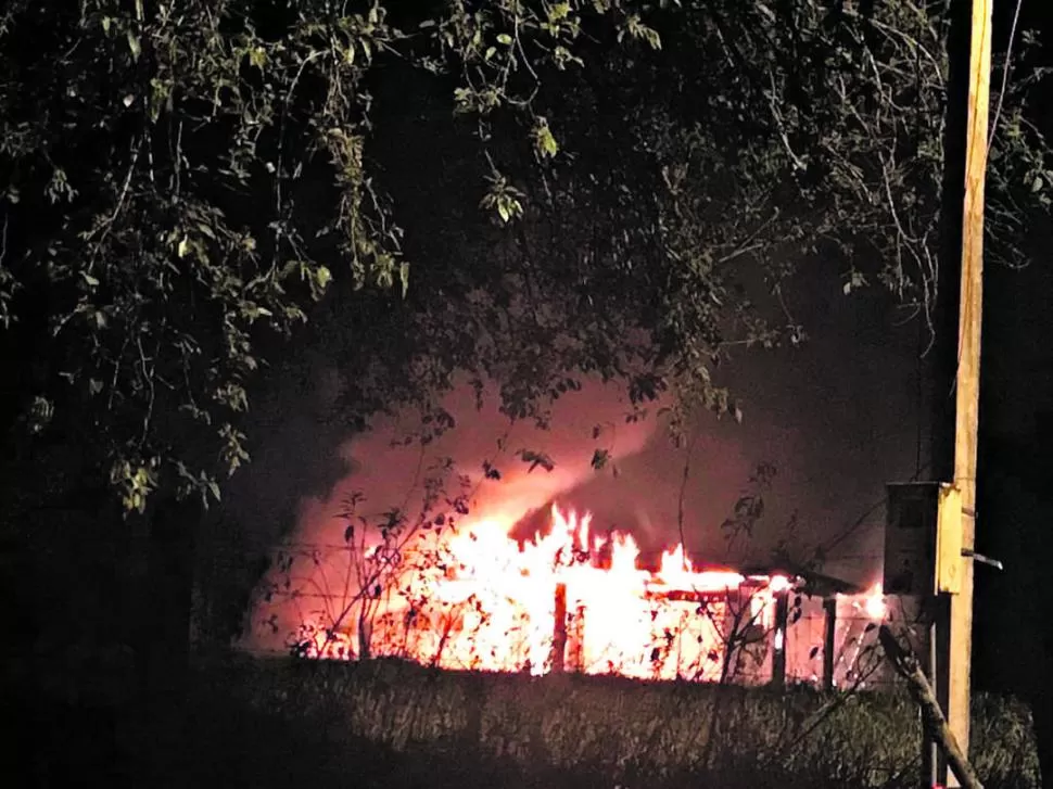 EN LLAMAS. Vecinos tomaron foto de la casa cuando se estaba incendiando.  