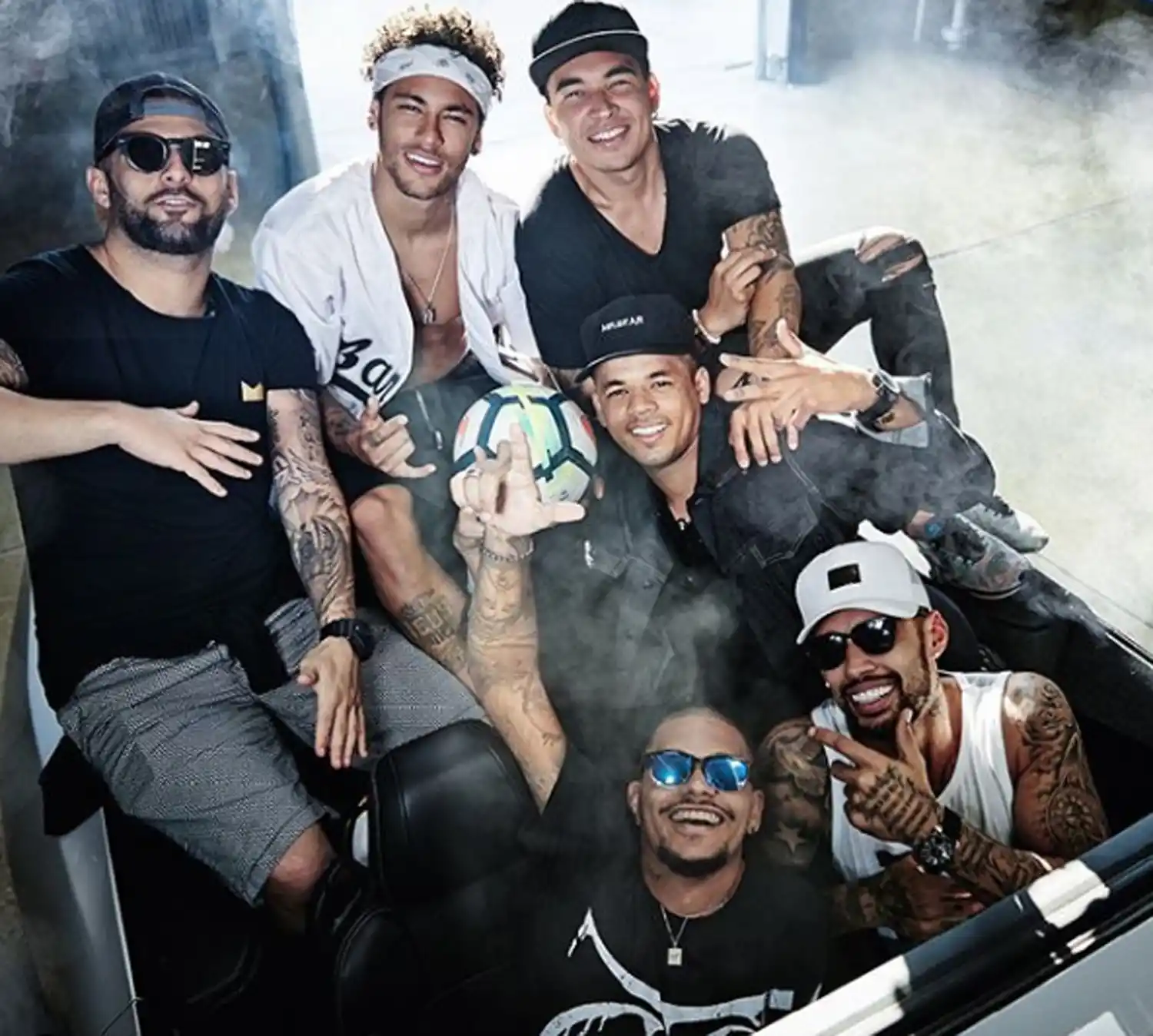 Neymar le paga 11 mil euros mensuales a cada amigo que lo acompaña en Europa