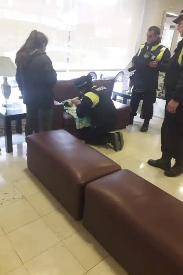 Otros efectivos de la Guardia Urbana observan la escena.