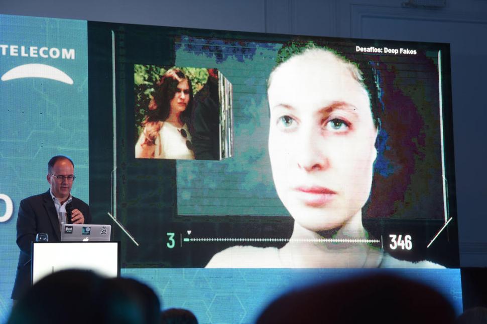 DESAFÍO. García-Ruiz muestra un caso de “deepfake”, videomontaje elaborado a partir de imágenes reales.