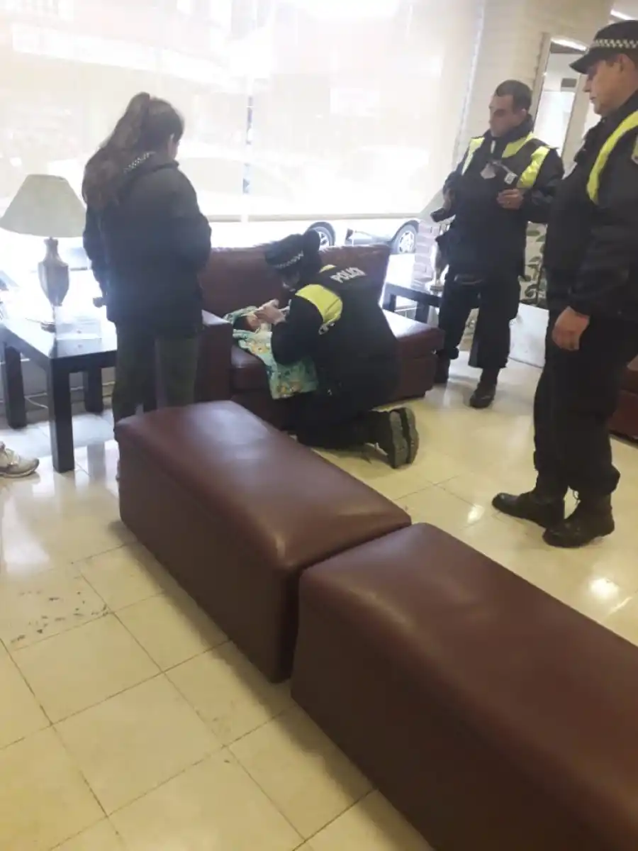 Otros efectivos de la Guardia Urbana observan la escena.