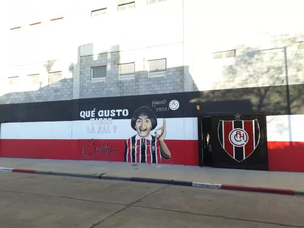 HOMENAJE. En el estadio de San Martín, en sus paredes hay una gigantografía que recuerda al inefable Carlos Balá.  