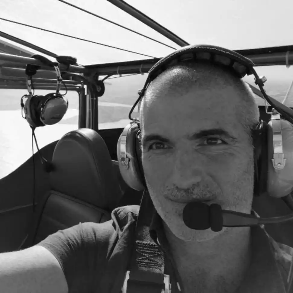 FUNCIONARIO Y PILOTO PRIVADO. El administrador nacional de Aviación Civil pilotando un avión privado.  