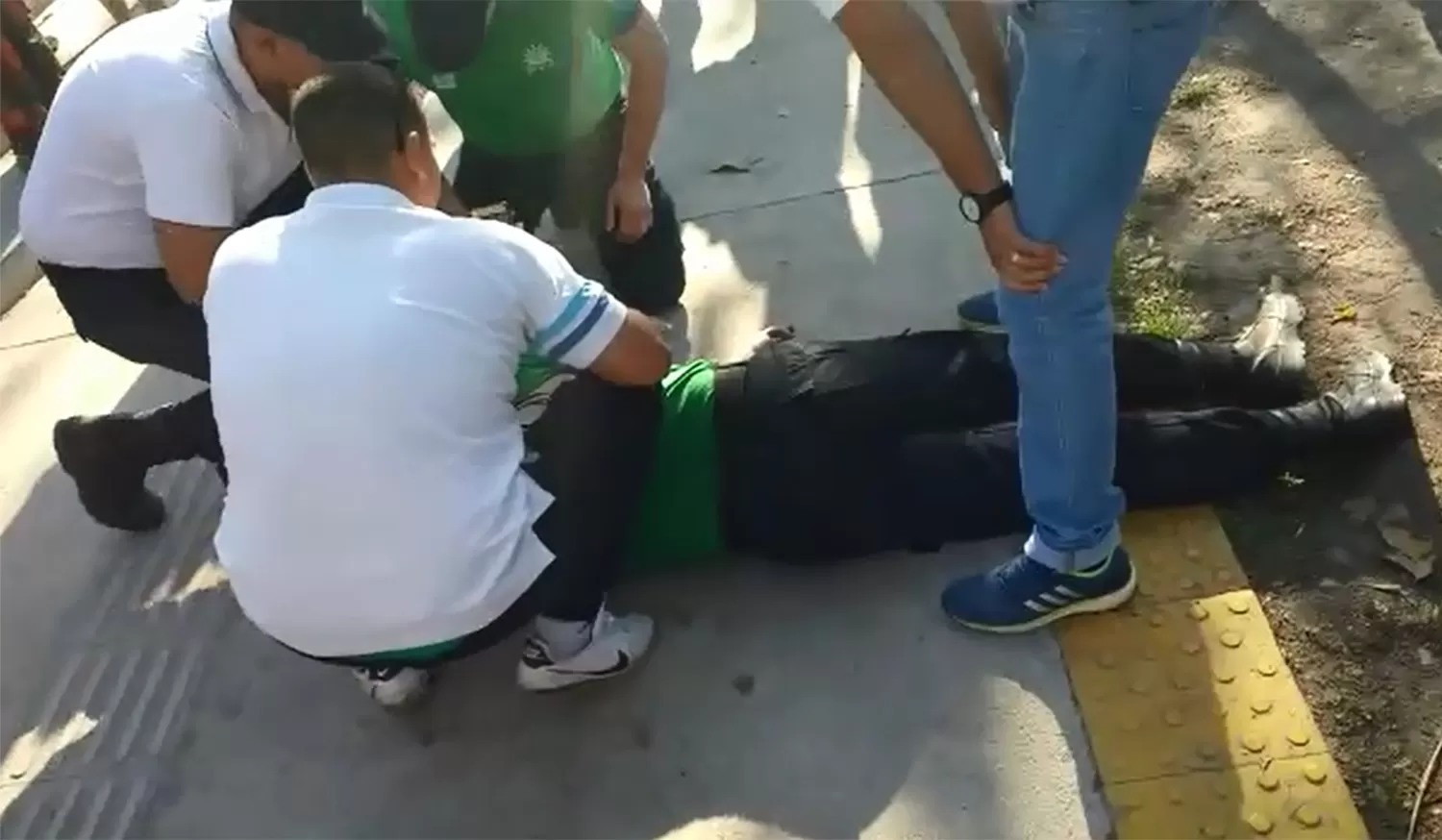 El agente Giménez, tendido en el suelo, inconsciente, luego de que haber sido agredido presuntamente por un Policía.