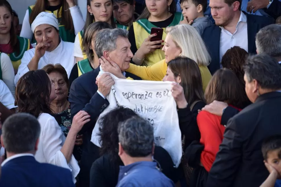 AFECTO. Macri apoyado por más de medio millar de seguidores, a los que se acercó a saludar luego del discurso. la gaceta / foto de Ines Quinteros Orio