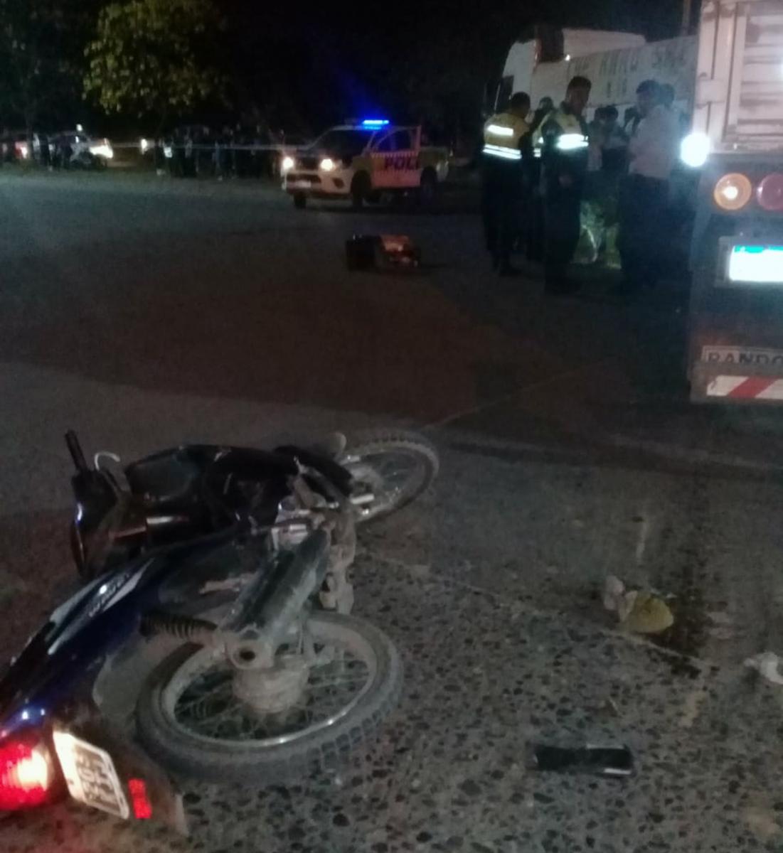 Trágico accidente entre una moto y un camión en Benjamín Aráoz al 1.200