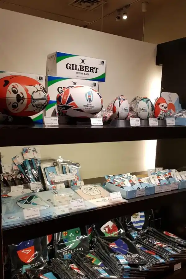 ORIGINAL. El enviado de LG Deportiva aceptó la invitación de los voluntarios para fotografiarse con el marco oficial del torneo.