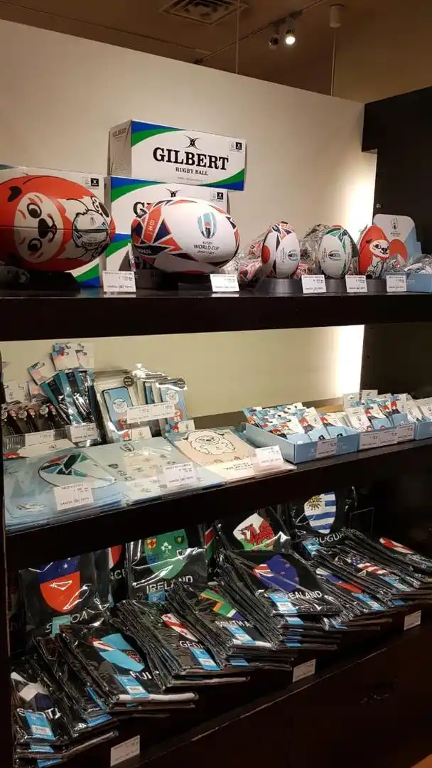 ORIGINAL. El enviado de LG Deportiva aceptó la invitación de los voluntarios para fotografiarse con el marco oficial del torneo.