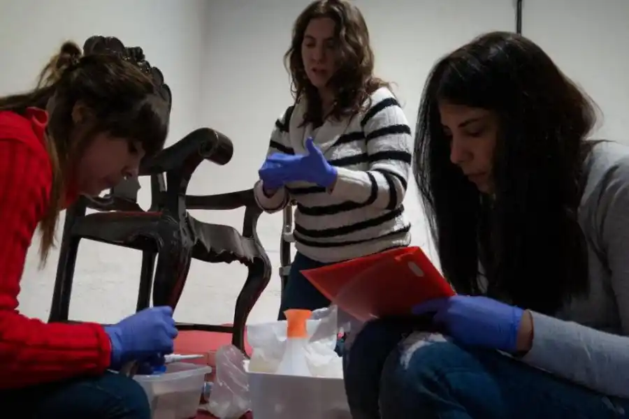  Científicas toman muestras en la Sala de la Jura.