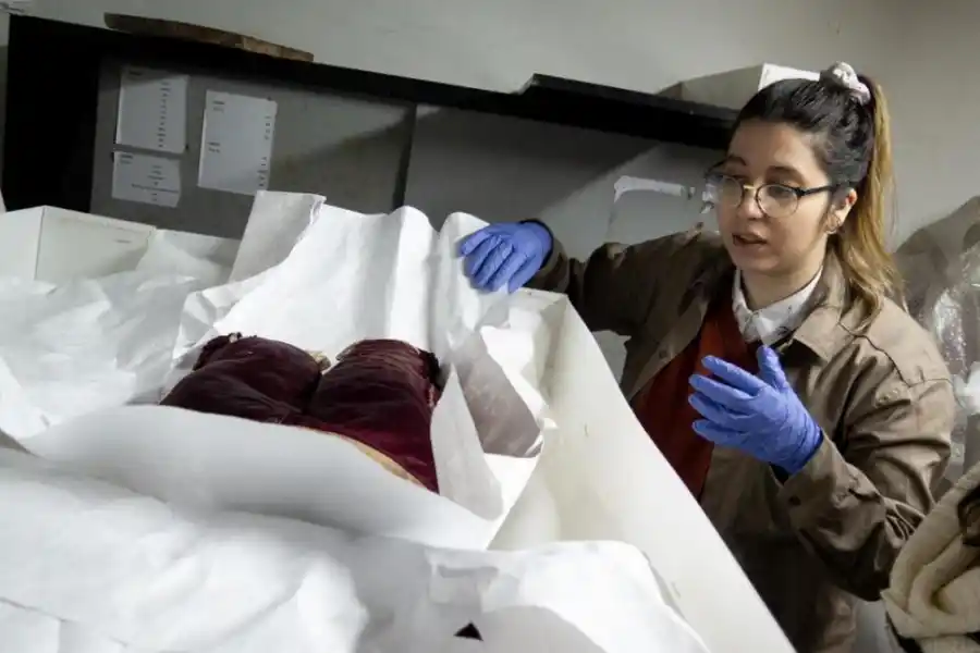  RECOLECCIÓN. Las “cazamicrobios” toman muestras en el traje de Alberdi. 