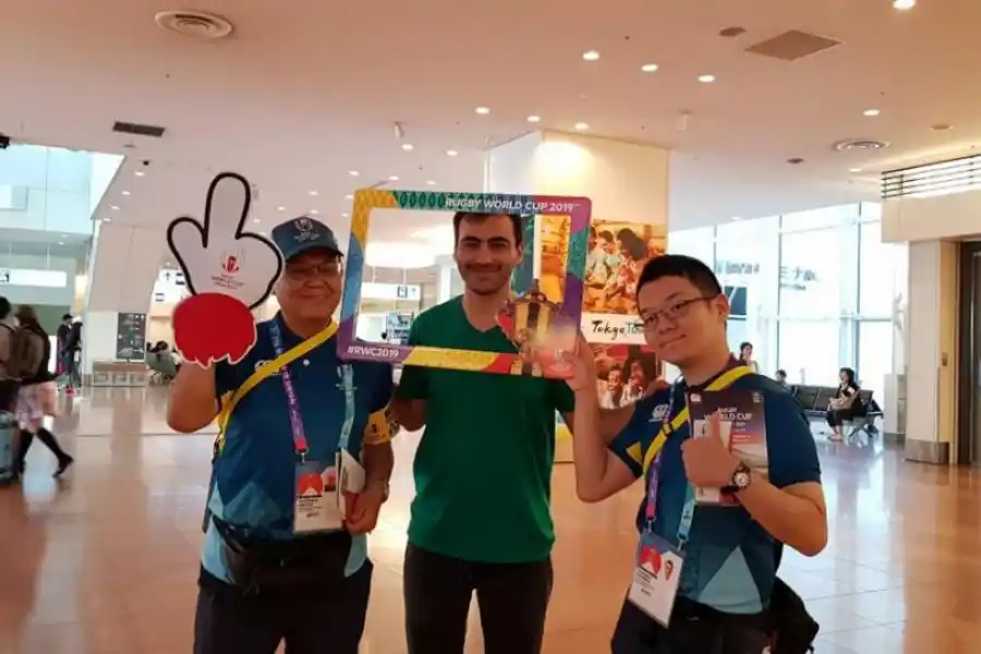 ORIGINAL. El enviado de LG Deportiva aceptó la invitación de los voluntarios para fotografiarse con el marco oficial del torneo.