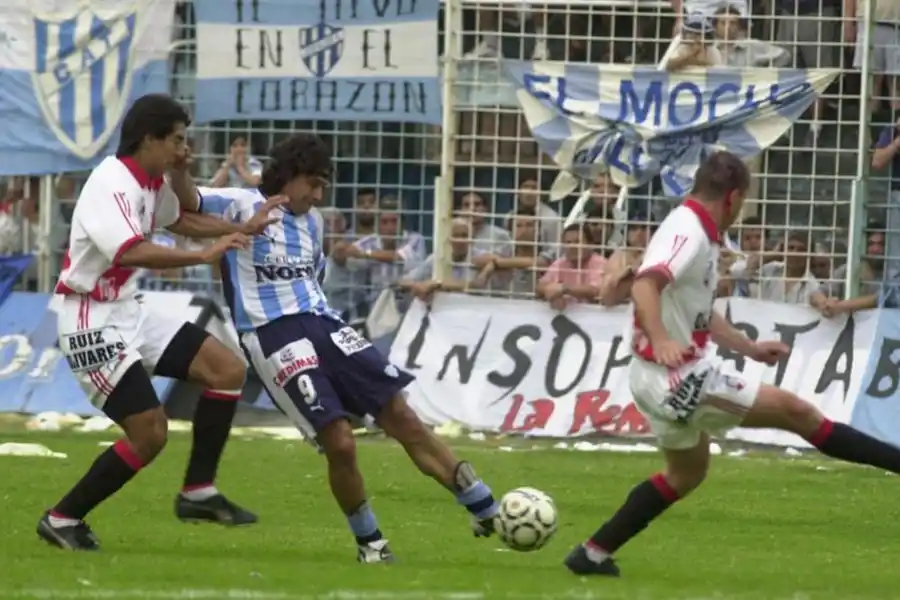 RECUERDO. Una escena del 1-2 ante Nuñorco, parte del mal inicio en 2002. la gaceta / foto de archivo