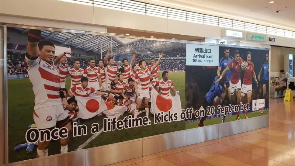 GIGANTOGRAFÍAS. Las propagandas en los aeropuertos dan la sensación de que en los pasillos principales se expone una muestra fotográfica exclusiva del rugby. El equipo japonés se lleva el protagonismo.  la gaceta / fotos de federico espósito (especial para la gaceta)