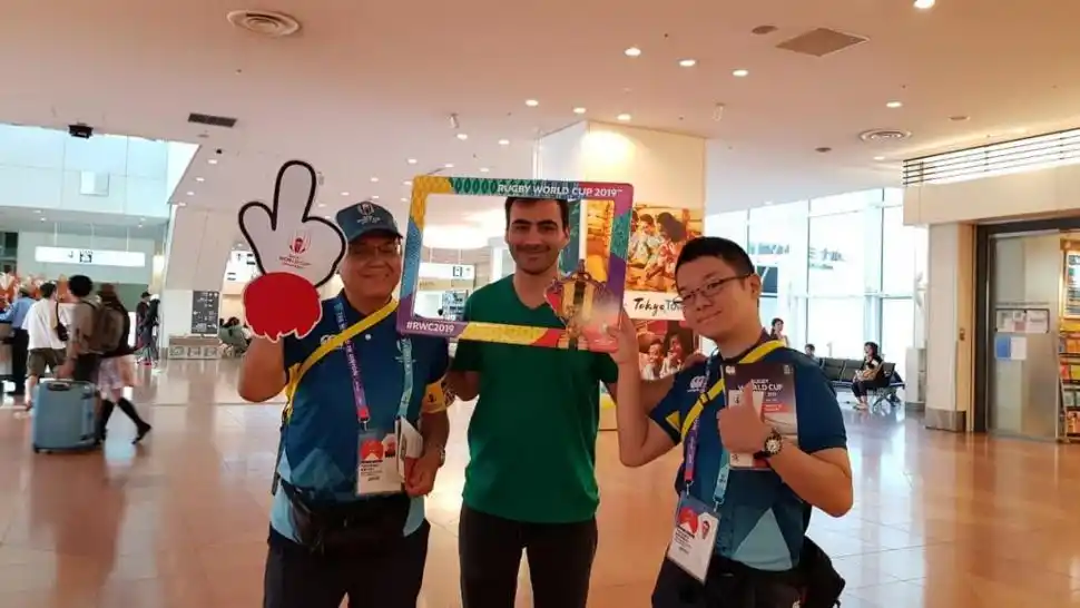 ORIGINAL. El enviado de LG Deportiva aceptó la invitación de los voluntarios para fotografiarse con el marco oficial del torneo.