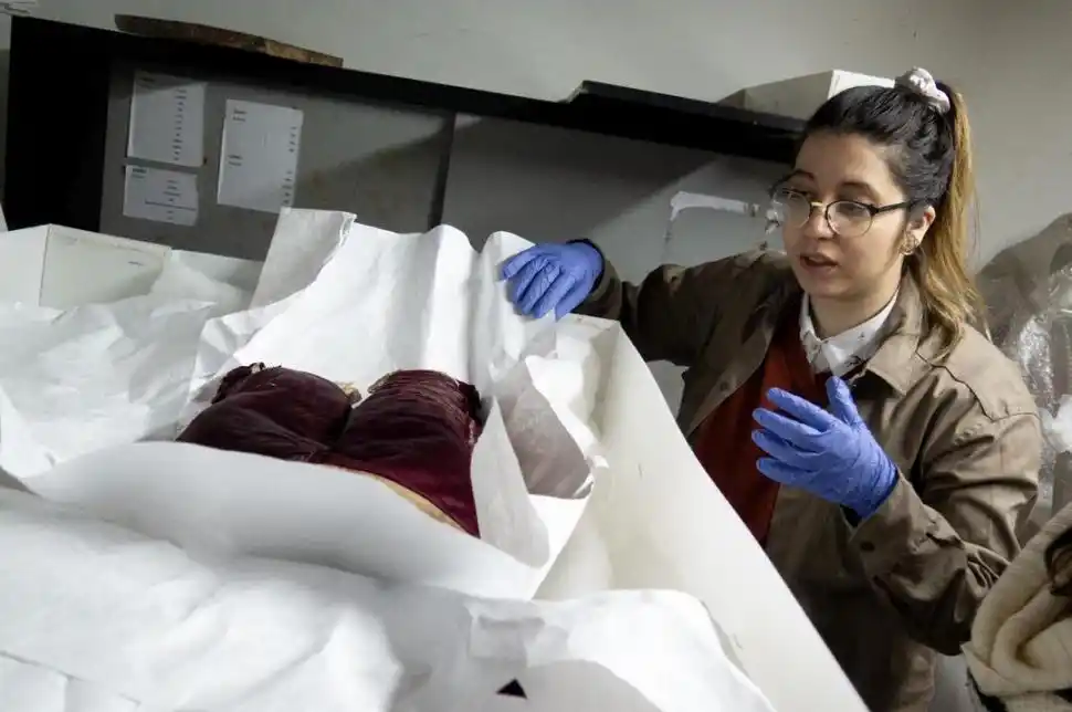  RECOLECCIÓN. Las “cazamicrobios” toman muestras en el traje de Alberdi. 