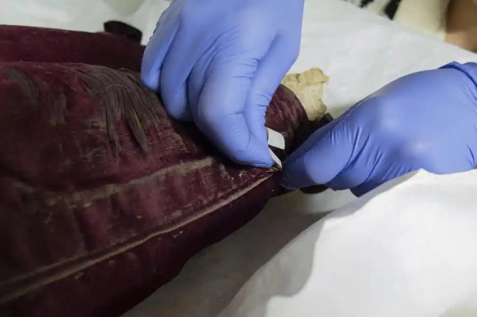  RECOLECCIÓN. Las “cazamicrobios” toman muestras en el traje de Alberdi.