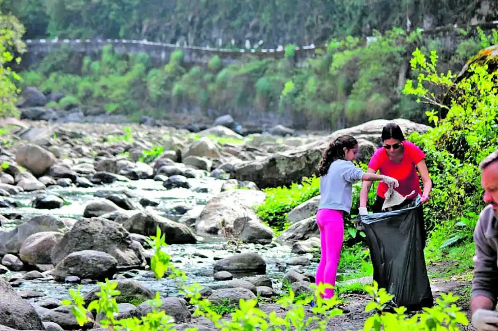RÍO LOS SOSA. Voluntarias levantan residuos al costado de la ruta 307.