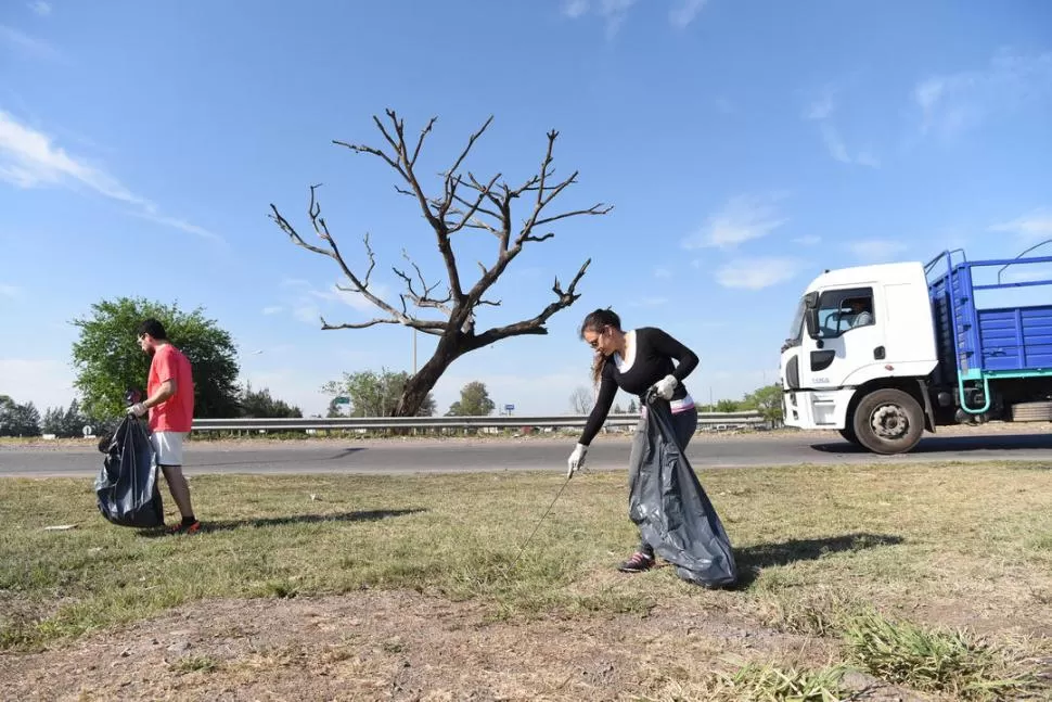 EN 2018. Fueron 2.000 los voluntarios tucumanos que juntaron basura en diferentes puntos, como en la ruta 9. 