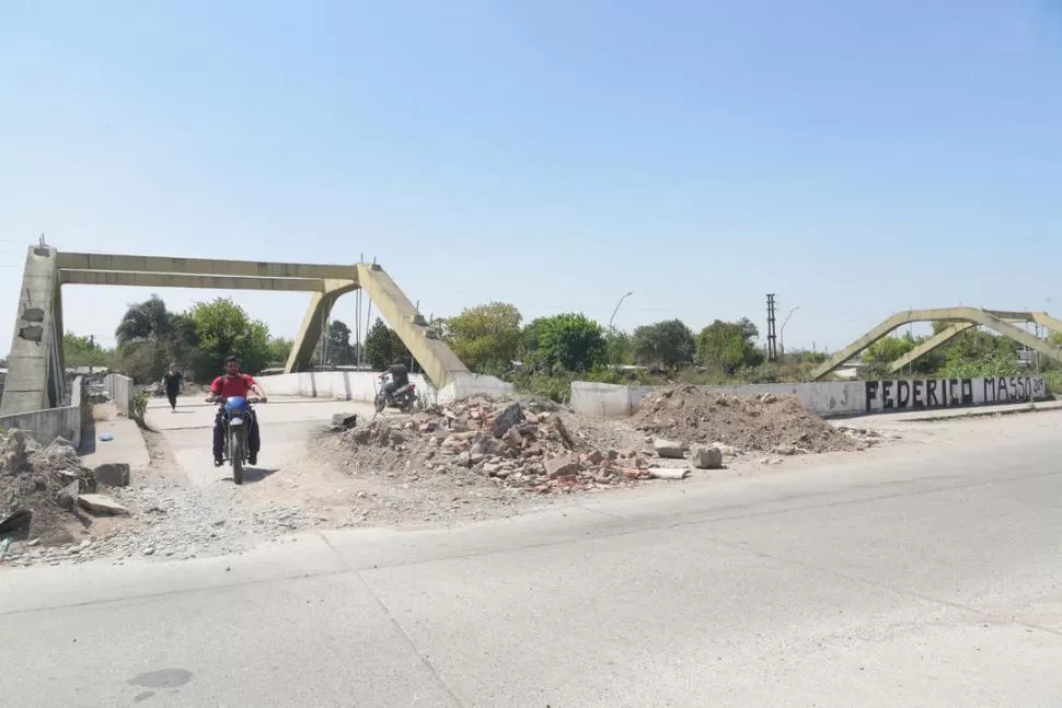 Para evitar desvíos, motociclistas desarmaron los montículos de escombros y áridos que se colocaron en los accesos del segundo puente para evitar el tránsito hasta tanto se corrobore su seguridad. 