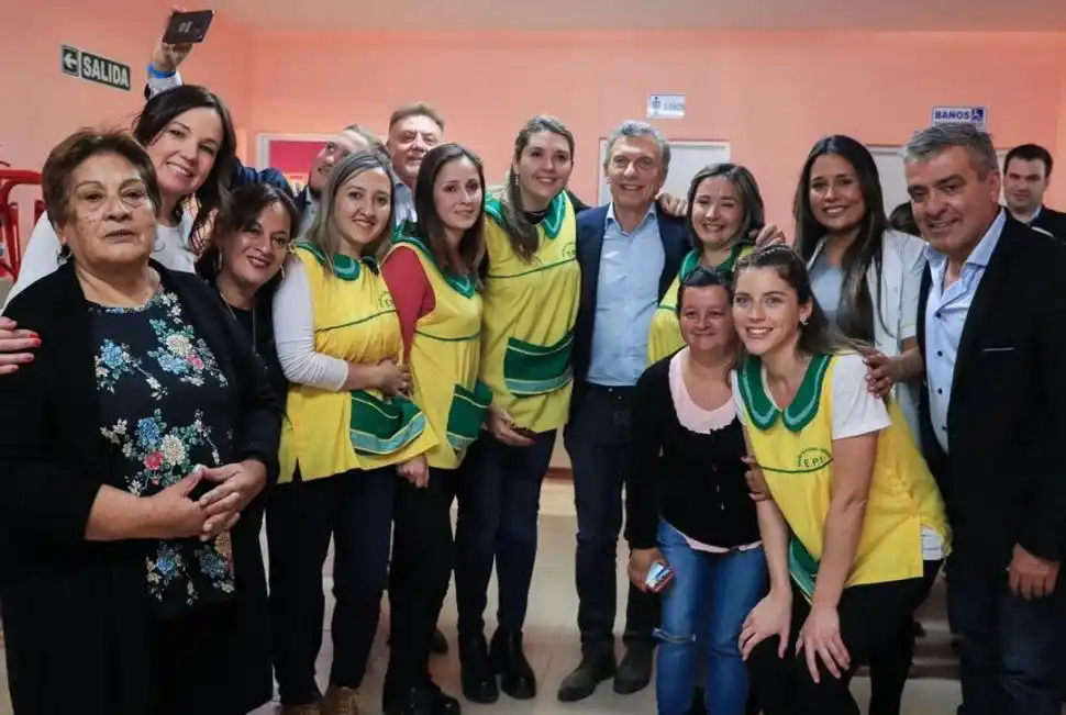 Macri en el jardín de tafí viejoEl presidente, Mauricio Macri, encara sus actividades oficiales con una impronta de campaña. El miércoles, en Tucumán, visitó 7 de Abril y pidió que se habilite un jardín de infantes en Tafí Viejo (foto superior). 