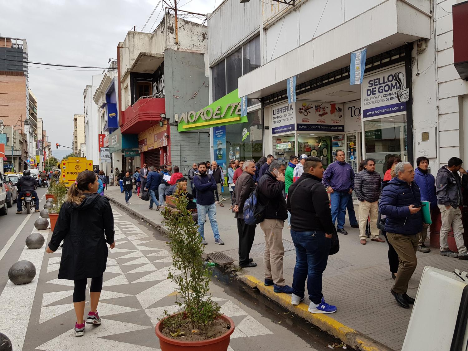 La city tucumana con filas para cambiar moneda extranjera.