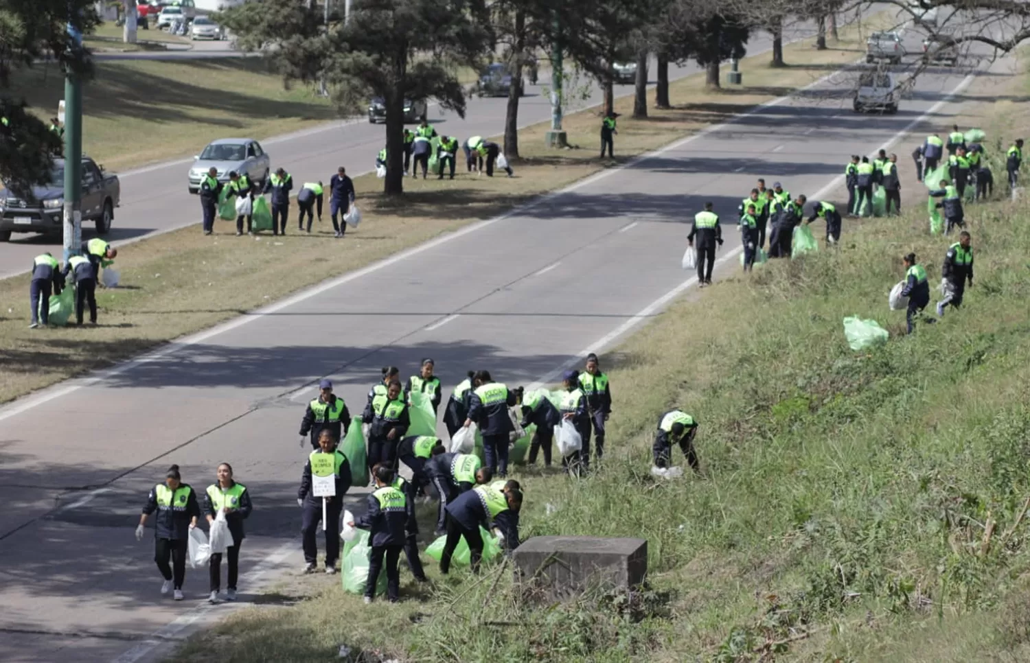 Policías, organizaciones y voluntarios limpian la provincia en el Día de la Limpieza
