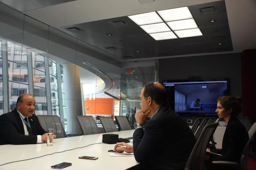 CHARLA MATUTINA. El gobernador Manzur, visitó el edificio de la cadena de noticias Bloomberg, donde fue entrevistado por Arrioja y en teleconferencia. 