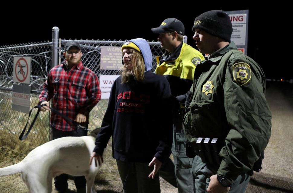 DISTURBIO. Una mujer fue arrestada luego de intentar ingresar a la base militar. Según la oficina del Alguacil, enfrentará cargos menores. reuters 