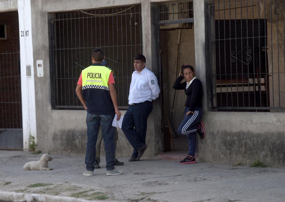 TESTIGO. Pereyra, amiga de la víctima, junto con los agentes de la Policía.  