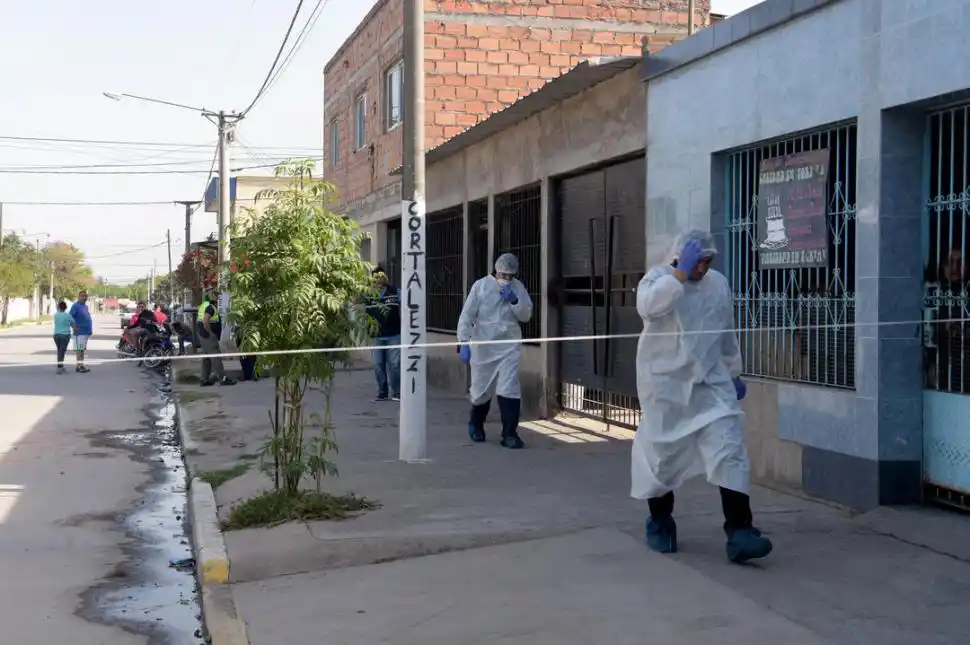 PRUEBAS. Los peritos levantaron muestras de sangre en el lugar.  