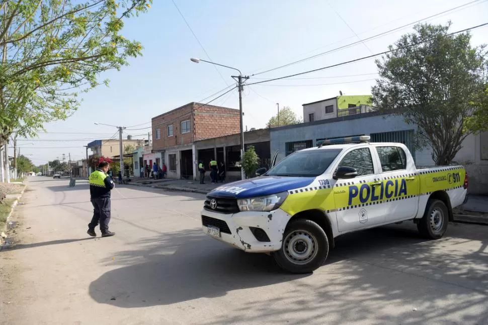 CONMOCIÓN. Tras discutir con su pareja, una joven recibió un disparo en la vereda de su casa, ubicada en calle Frías Silva al 2100. la gaceta / fotos de franco vera